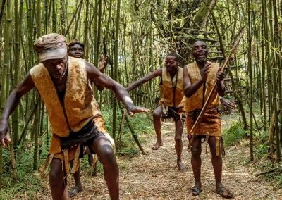 Die Batwa zeigen bei einem traditionellen Tanz wie sie im Regenwald leben